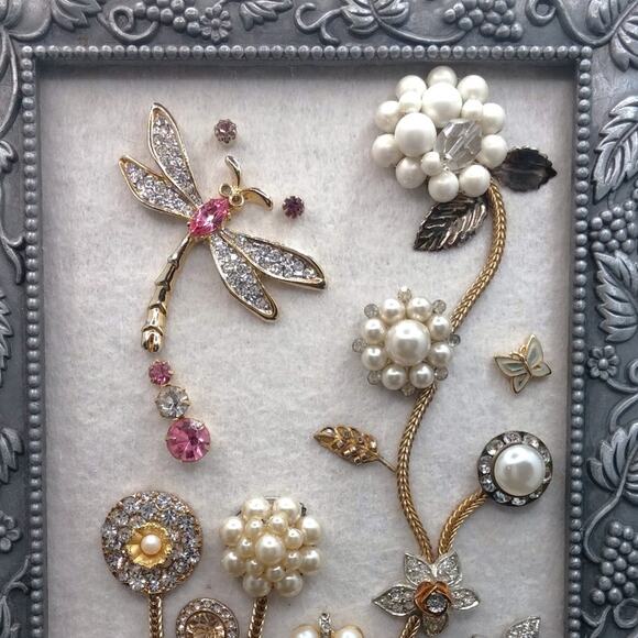 Whimsical Floral Jewelry Art Hand Crafted Vintage Pearls Gold Pink Dragonfly NEW - Picture 9 of 13